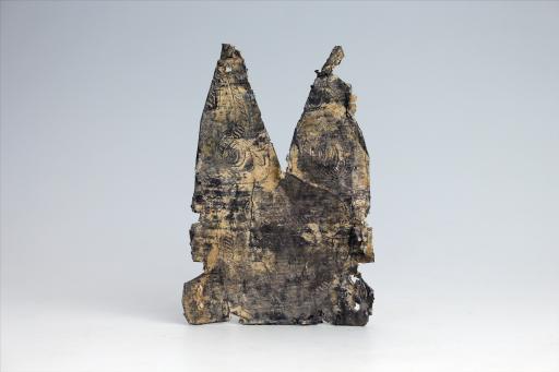 春秋时期齿顶燕尾形包锡箔锡饰片