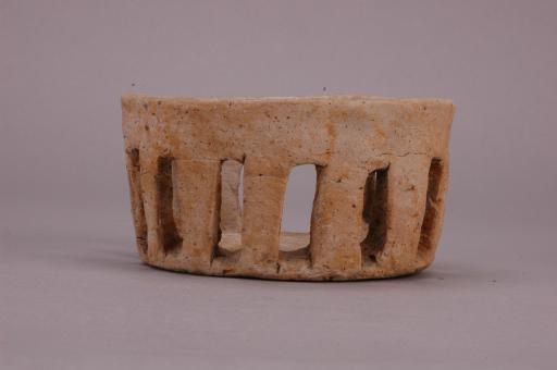 南朝圆形栅栏式夹砂灰陶圈