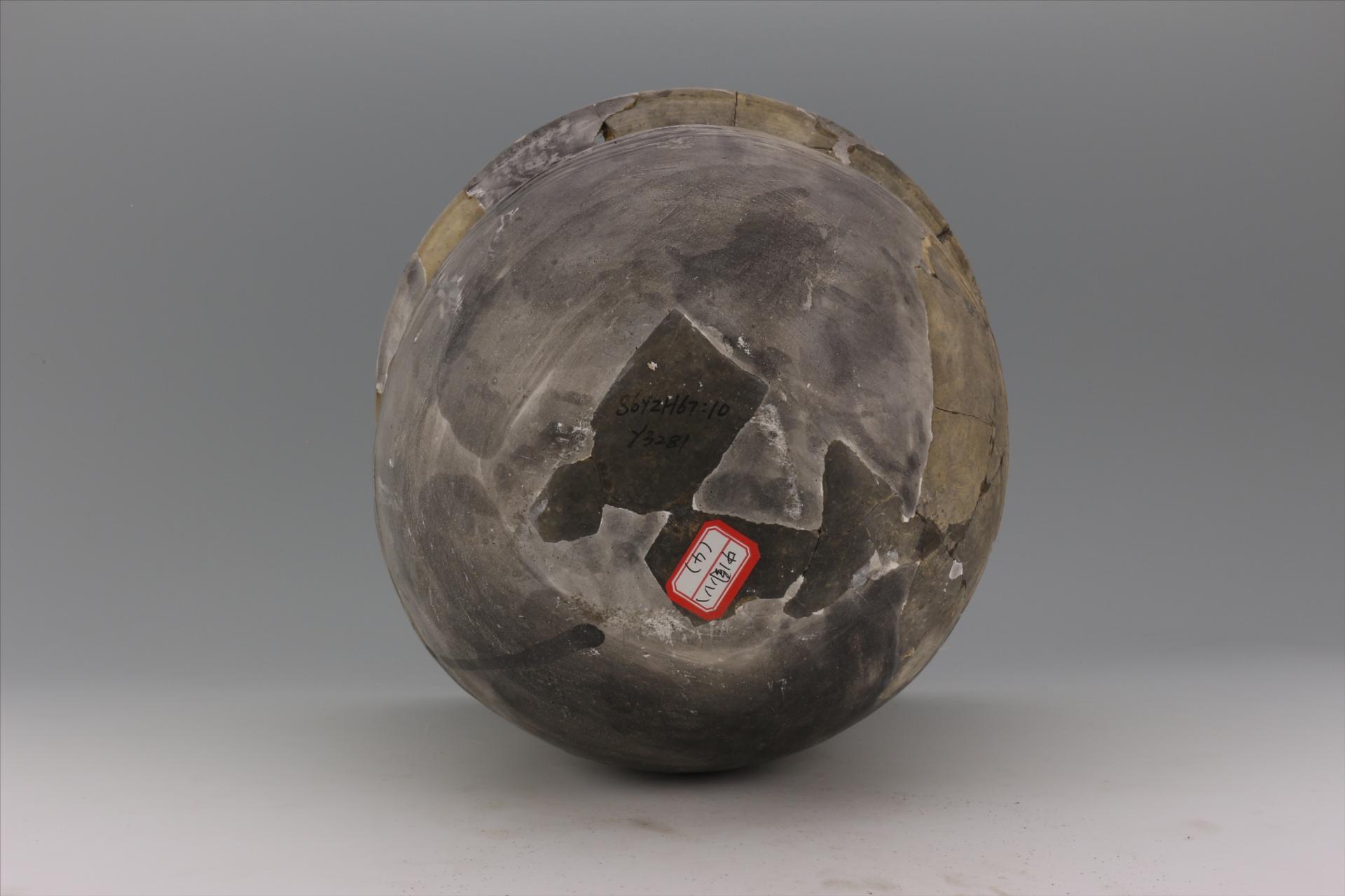 新石器时代屈家岭文化侈口深腹平底凸弦纹夹细砂黑皮陶罐