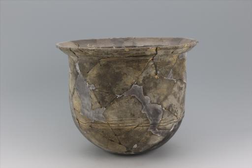 新石器时代屈家岭文化侈口深腹平底凸弦纹夹细砂黑皮陶罐