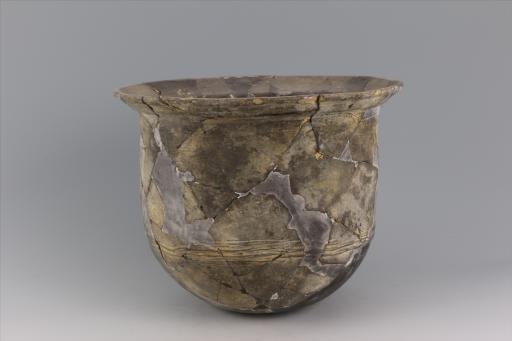 新石器时代屈家岭文化侈口深腹平底凸弦纹夹细砂黑皮陶罐