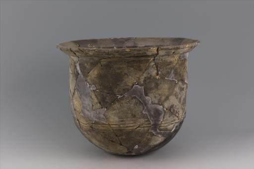 新石器时代屈家岭文化侈口深腹平底凸弦纹夹细砂黑皮陶罐