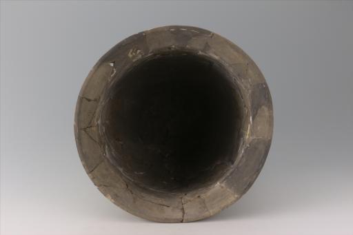 新石器时代屈家岭文化侈口深腹平底凸弦纹夹细砂黑皮陶罐