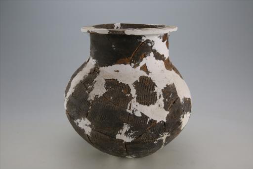 战国时期直口鼓腹小凹底粗绳纹泥质黄褐黑皮陶罐