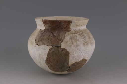 新石器时代屈家岭文化侈口鼓腹绳纹夹炭红褐陶釜