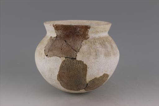 新石器时代屈家岭文化侈口鼓腹绳纹夹炭红褐陶釜