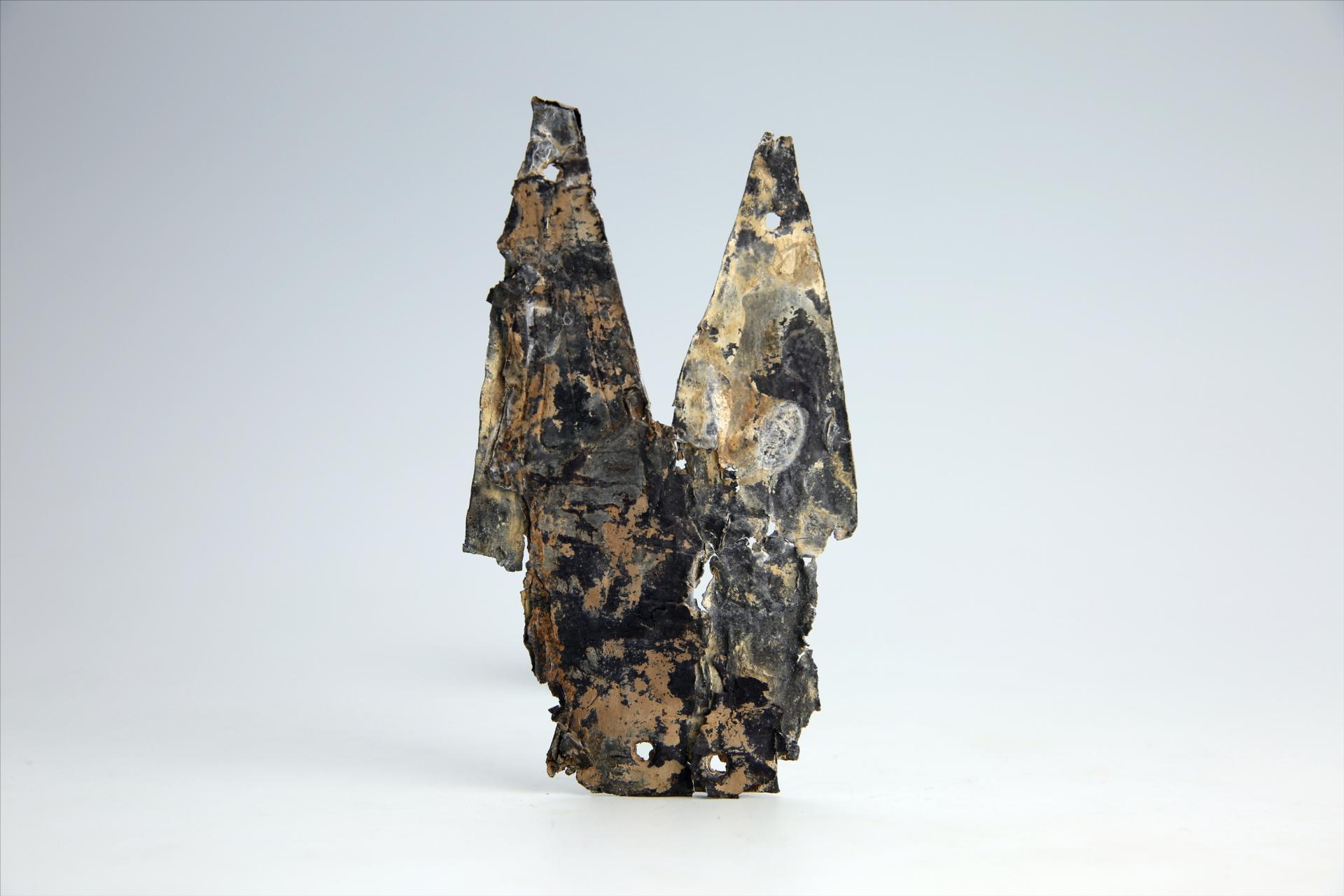 春秋时期齿顶燕尾形包锡箔锡饰片