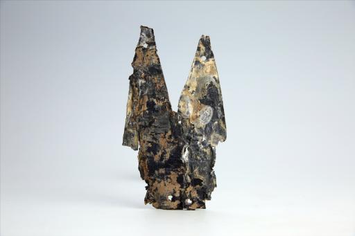 春秋时期齿顶燕尾形包锡箔锡饰片