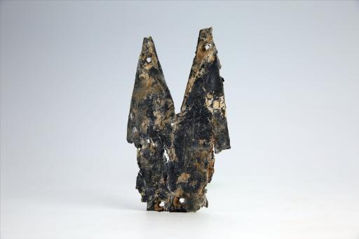 春秋时期齿顶燕尾形包锡箔锡饰片