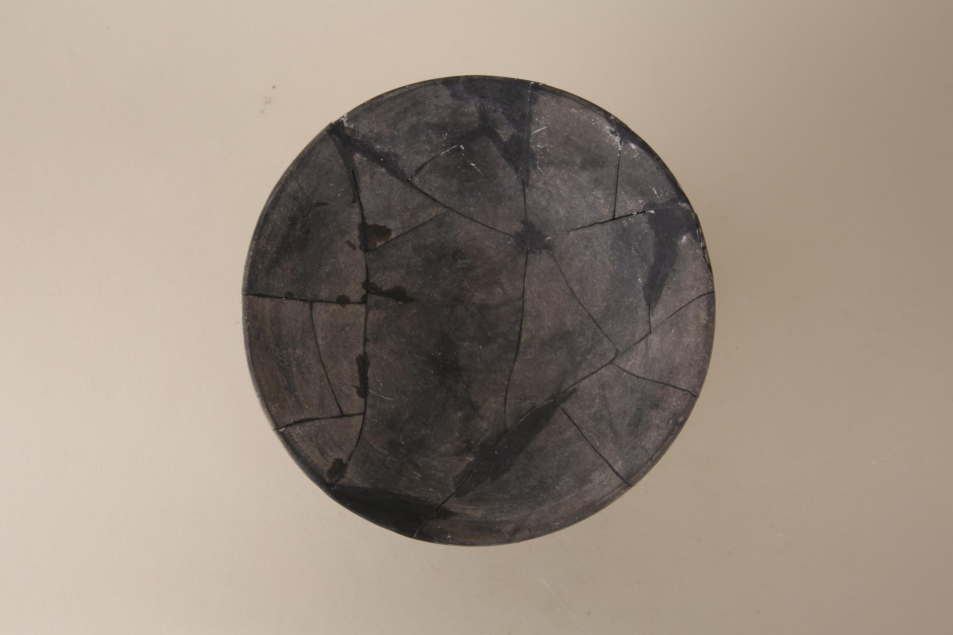 新石器时代屈家岭文化敞口浅腹镂孔高圈足泥质黑陶盘