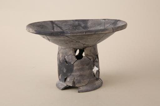 新石器时代屈家岭文化敞口浅腹镂孔高圈足泥质黑陶盘