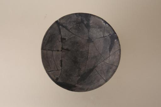 新石器时代屈家岭文化敞口浅腹镂孔高圈足泥质黑陶盘