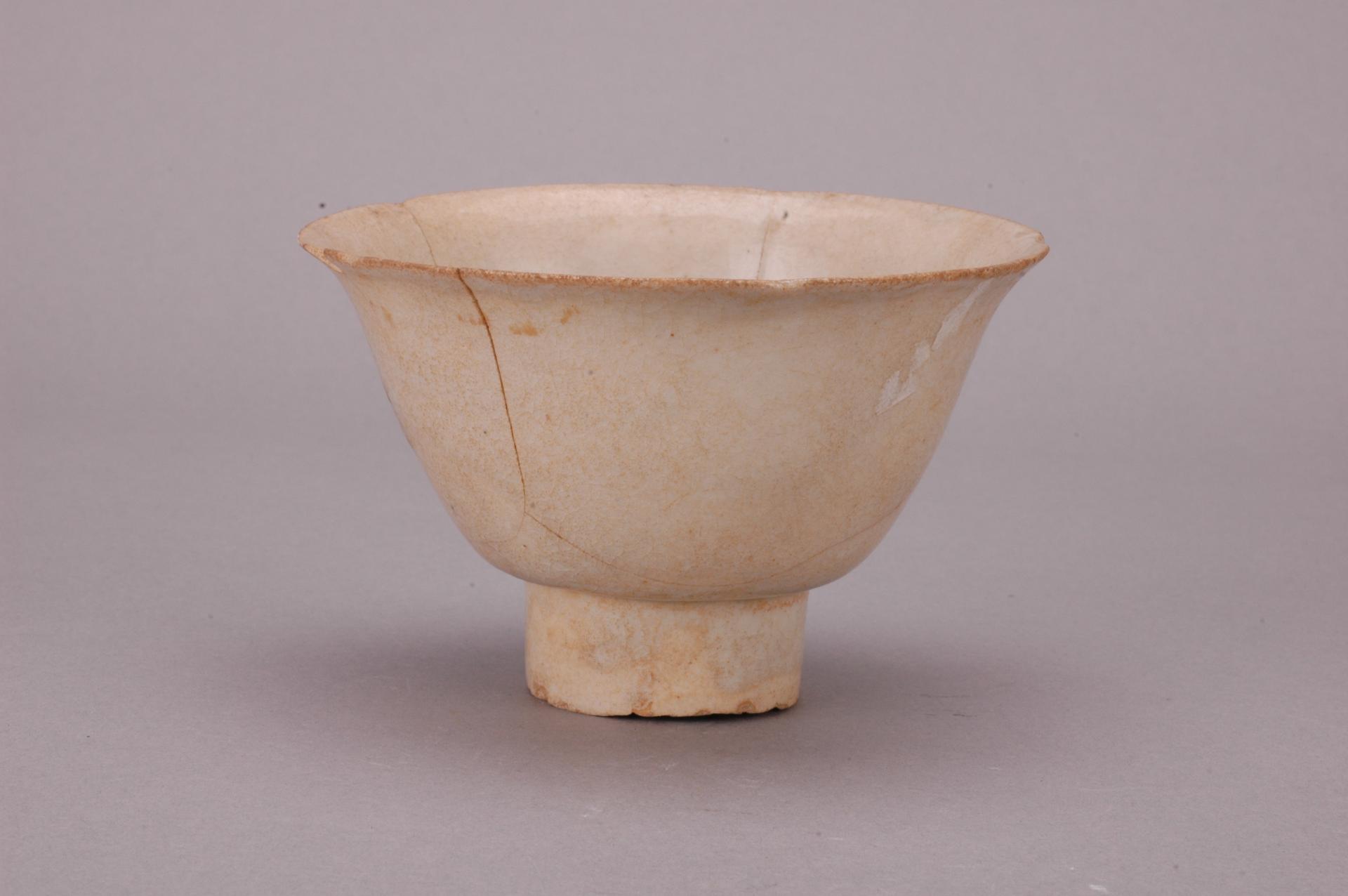 宋葵口高圈足刻花影青釉瓷碗