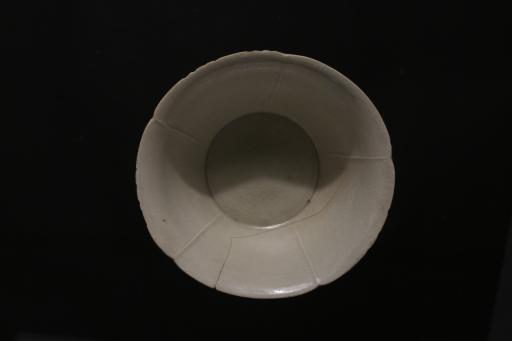 宋葵口高圈足刻花影青釉瓷碗