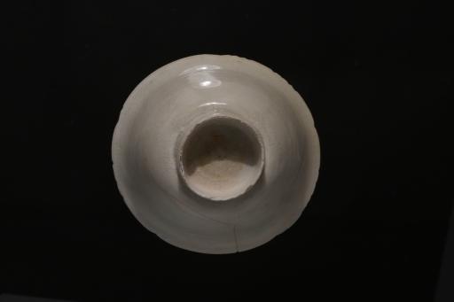 宋葵口高圈足刻花影青釉瓷碗