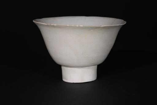 宋葵口高圈足刻花影青釉瓷碗