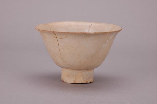 宋葵口高圈足刻花影青釉瓷碗