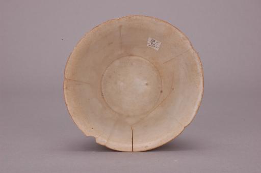 宋葵口高圈足刻花影青釉瓷碗