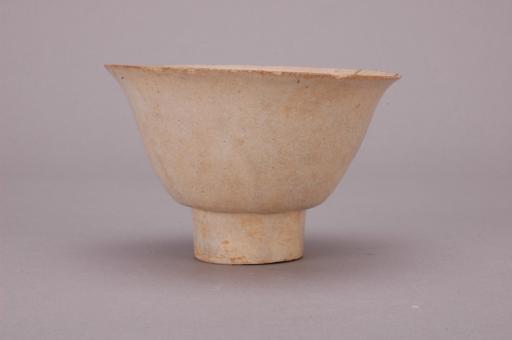 宋葵口高圈足刻花影青釉瓷碗