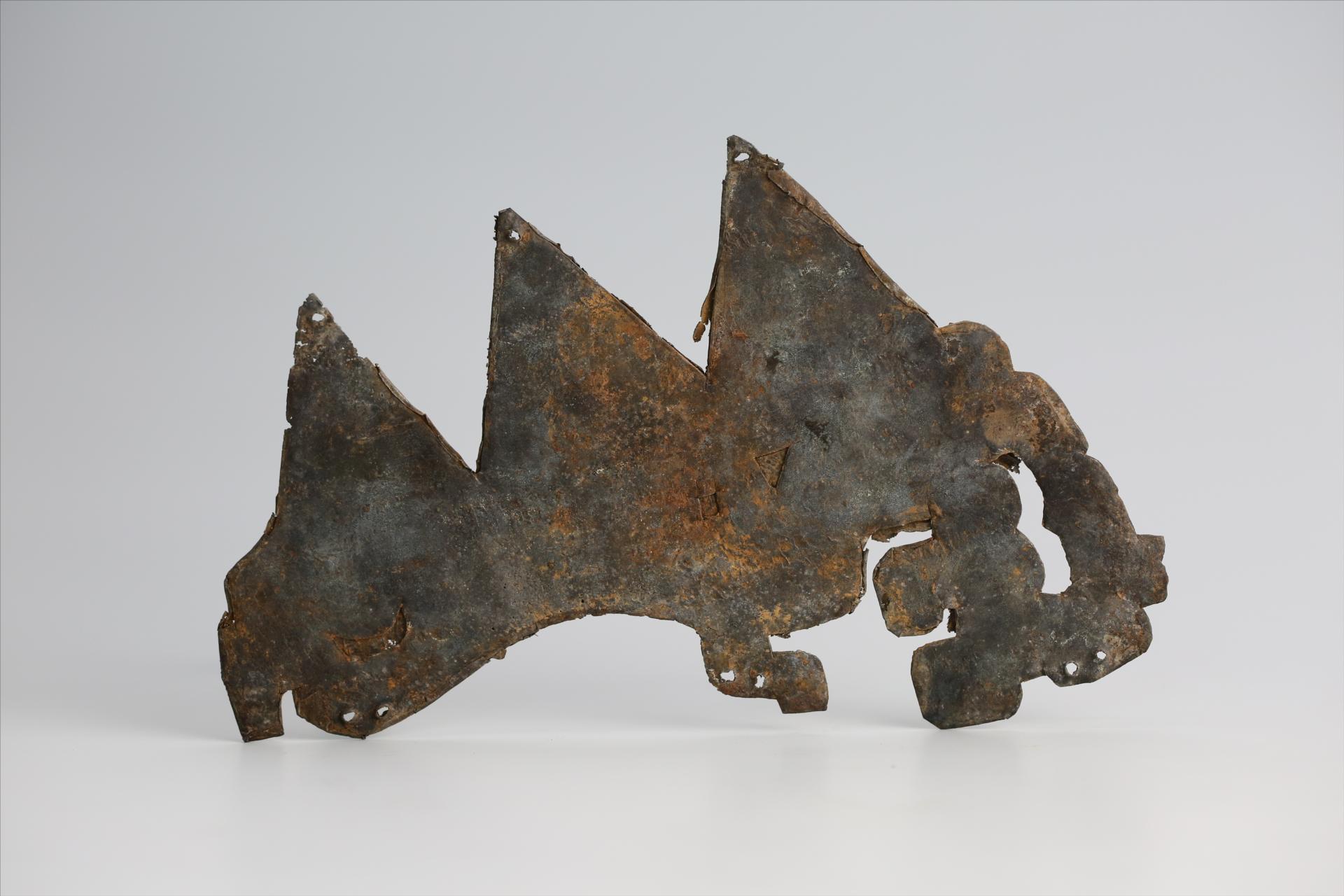 春秋时期几何形镂孔回首兽形三尾三角纹绞龙纹锡饰片