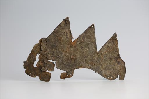 春秋时期几何形镂孔回首兽形三尾三角纹绞龙纹锡饰片