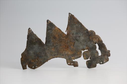 春秋时期几何形镂孔回首兽形三尾三角纹绞龙纹锡饰片