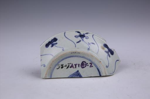 明景德镇窑敞口浅腹青花花卉纹瓷盘