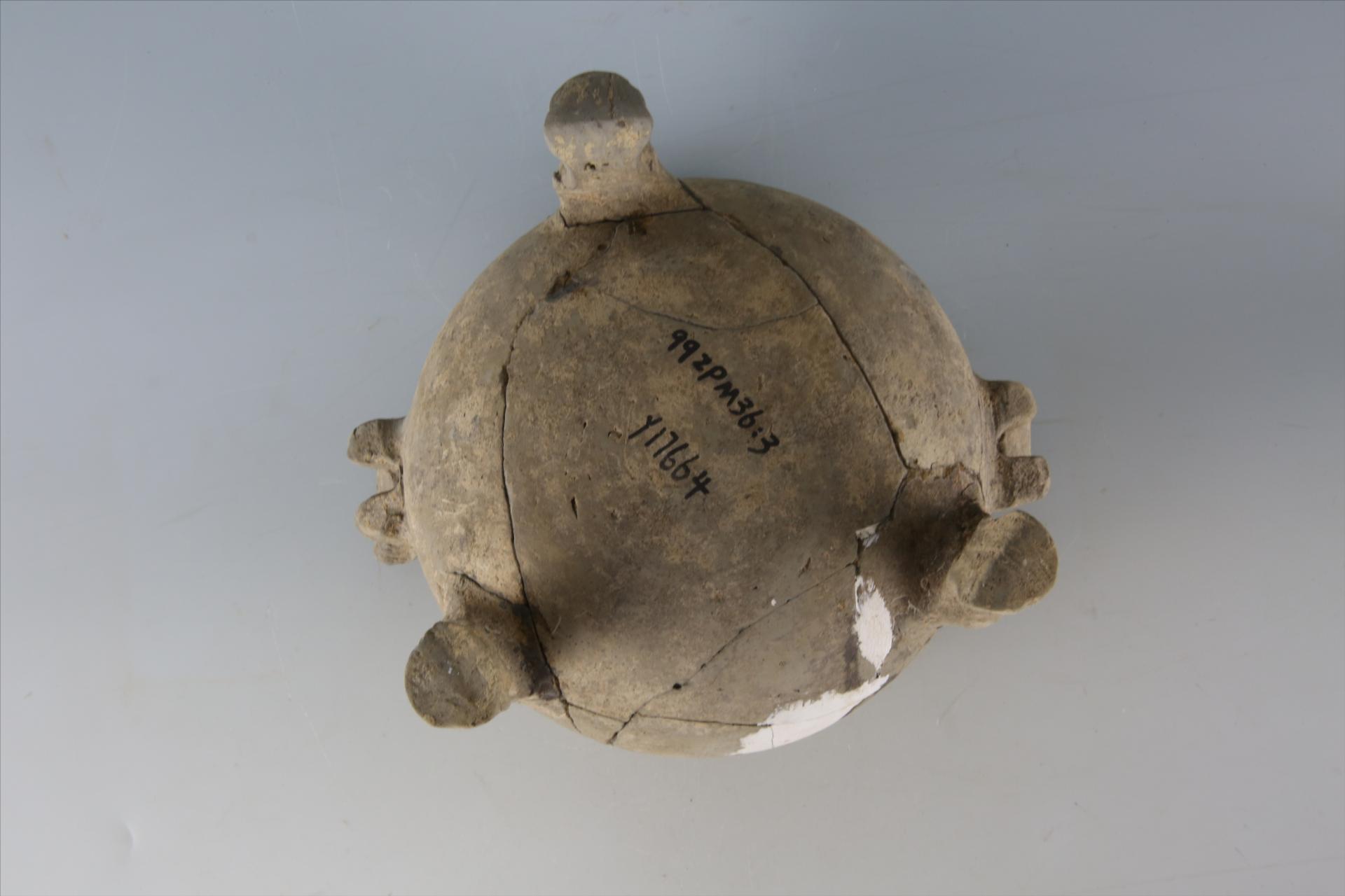 东汉子母敛口弧腹圜底方耳矮蹄足弧顶盖红彩泥质灰陶鼎