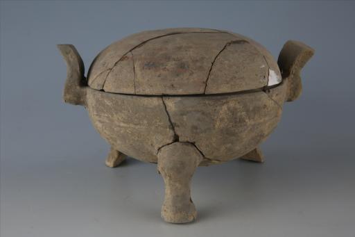 东汉子母敛口弧腹圜底方耳矮蹄足弧顶盖红彩泥质灰陶鼎