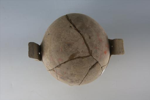 东汉子母敛口弧腹圜底方耳矮蹄足弧顶盖红彩泥质灰陶鼎