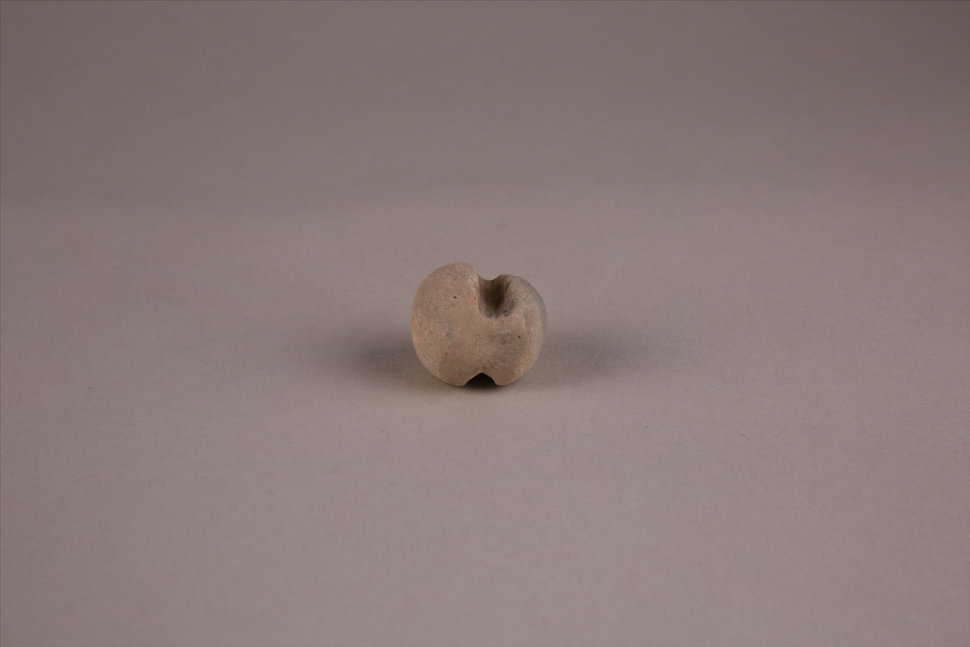 商圆形凹槽夹细砂黄褐陶网坠