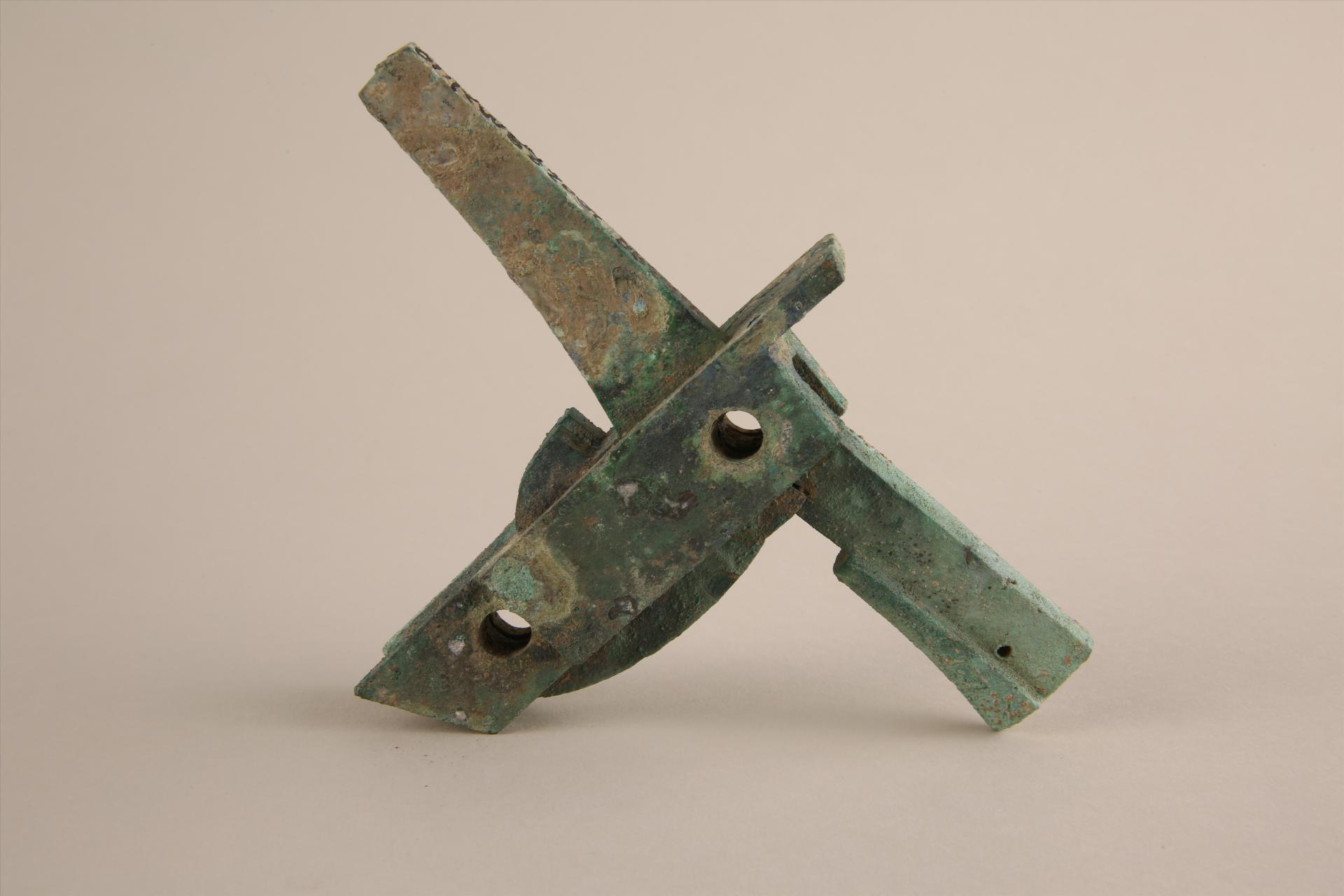 东汉梯形望山三角圆形牙半圆形箭槽弧形钩心长条形带孔悬刀铜弩机