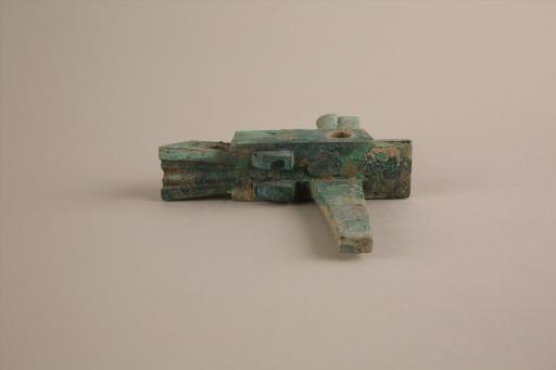 东汉梯形望山三角圆形牙半圆形箭槽弧形钩心长条形带孔悬刀铜弩机