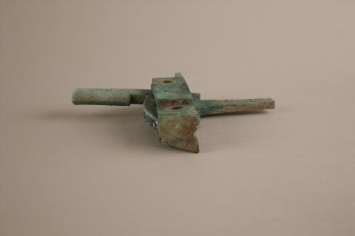 东汉梯形望山三角圆形牙半圆形箭槽弧形钩心长条形带孔悬刀铜弩机