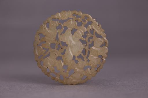 清镂空人物翡翠牌饰