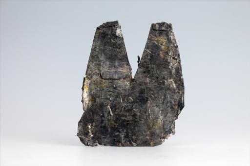 春秋时期齿顶燕尾形包锡箔锡饰片