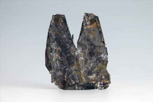 春秋时期齿顶燕尾形包锡箔锡饰片