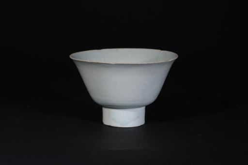宋高圈足开片影青釉瓷碗