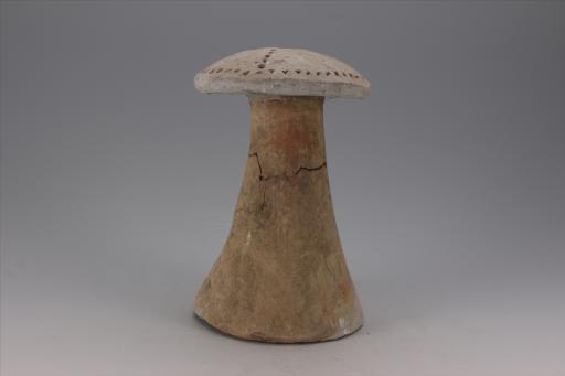 新石器时代大溪文化弧顶喇叭状底圆点纹夹砂红陶支座