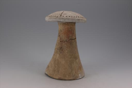 新石器时代大溪文化弧顶喇叭状底圆点纹夹砂红陶支座