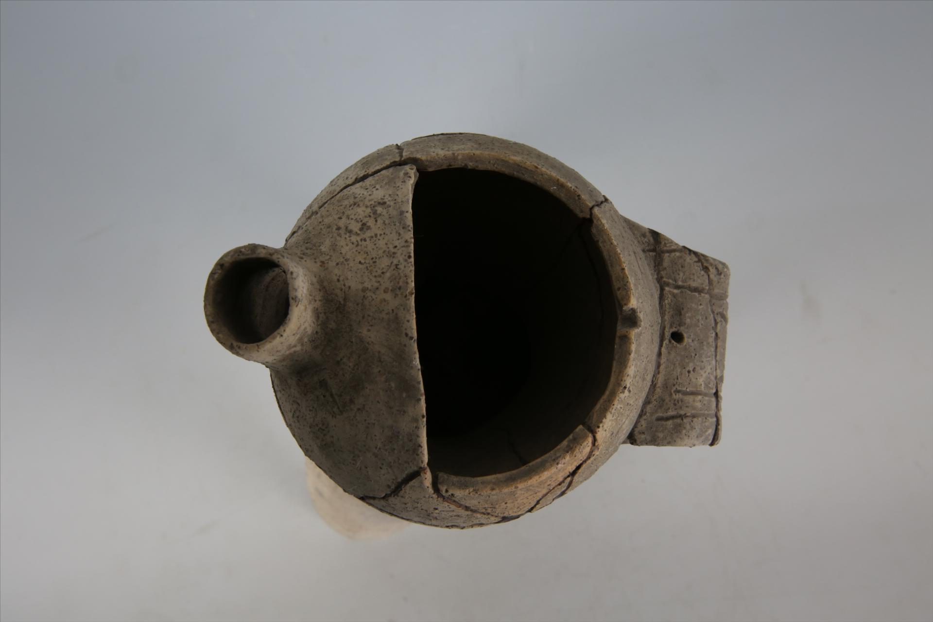 商敛口柱流带鋬锥袋足夹砂黄褐陶盉