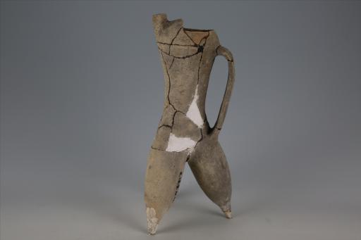 商敛口柱流带鋬锥袋足夹砂黄褐陶盉