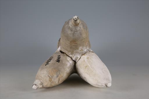 商敛口柱流带鋬锥袋足夹砂黄褐陶盉