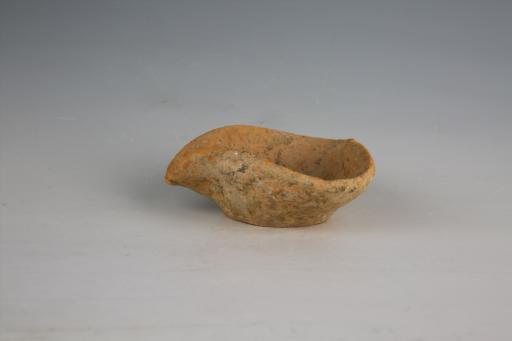 战国时期桃形泥质橙红陶匜