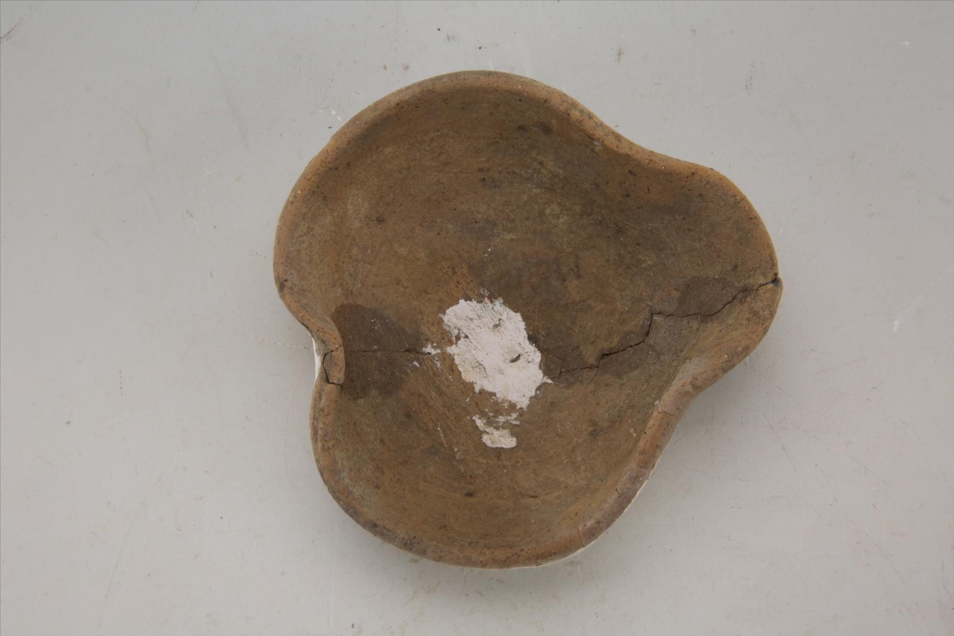 战国时期桃形夹细砂褐陶匜