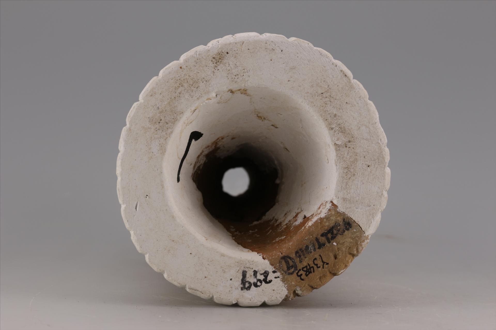 新石器时代大溪文化弧顶刻划线纹红陶支座