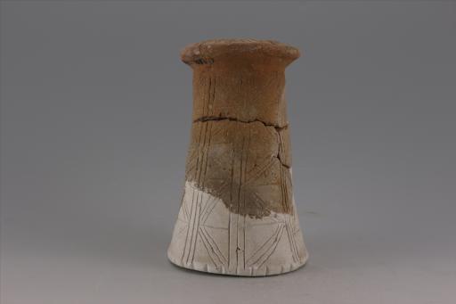 新石器时代大溪文化弧顶刻划线纹红陶支座