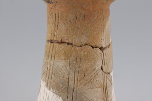 新石器时代大溪文化弧顶刻划线纹红陶支座