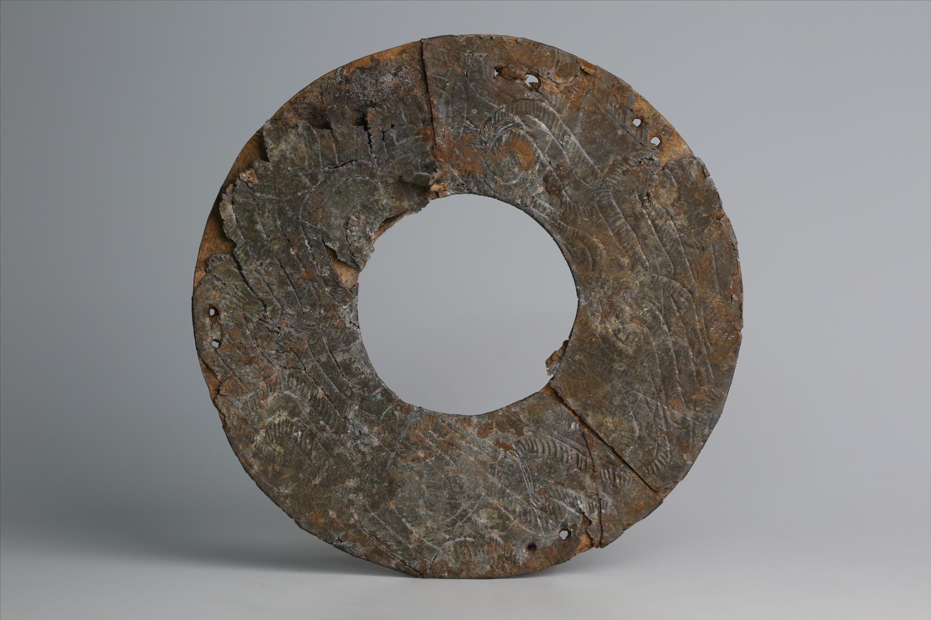 春秋时期八孔璧形勾连龙纹锡饰片