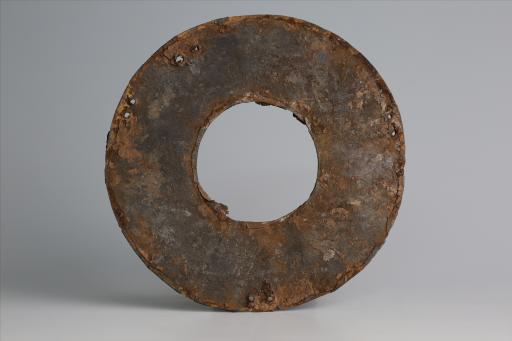 春秋时期八孔璧形勾连龙纹锡饰片